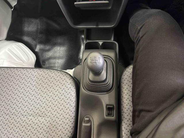 キャリイトラックＫＣエアコン・パワステ農繁仕様セーフティサポート非装着車パートタイム４ＷＤ　純正ラジオ　ハロゲンヘッドライト　マニュアルエアコン　コーナーセンサー　キーレスエントリー　オートライト　デフロック　荷台作業灯　パワーウィンドウ　運転席・助手席エアバック（秋田県）の中古車