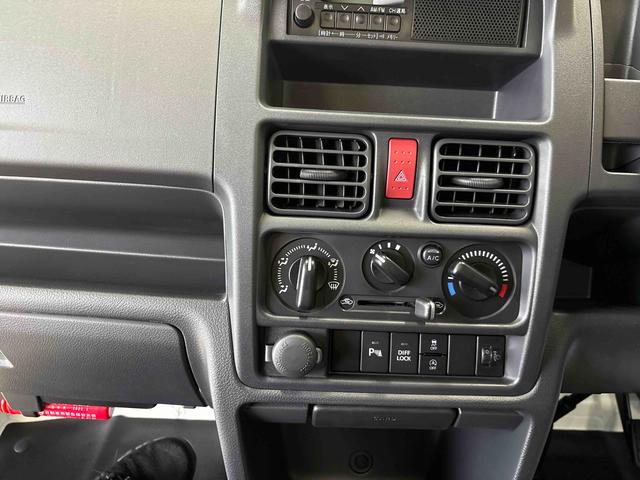 キャリイトラックＫＣエアコン・パワステ農繁仕様セーフティサポート非装着車パートタイム４ＷＤ　純正ラジオ　ハロゲンヘッドライト　マニュアルエアコン　コーナーセンサー　キーレスエントリー　オートライト　デフロック　荷台作業灯　パワーウィンドウ　運転席・助手席エアバック（秋田県）の中古車