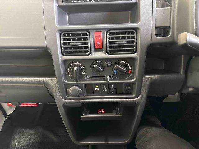 キャリイトラックＫＣエアコン・パワステ農繁仕様セーフティサポート非装着車パートタイム４ＷＤ　純正ラジオ　ハロゲンヘッドライト　マニュアルエアコン　コーナーセンサー　キーレスエントリー　オートライト　デフロック　荷台作業灯　パワーウィンドウ　運転席・助手席エアバック（秋田県）の中古車