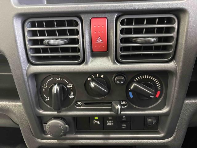 キャリイトラックＫＣエアコン・パワステ農繁仕様セーフティサポート非装着車パートタイム４ＷＤ　純正ラジオ　ハロゲンヘッドライト　マニュアルエアコン　コーナーセンサー　キーレスエントリー　オートライト　デフロック　荷台作業灯　パワーウィンドウ　運転席・助手席エアバック（秋田県）の中古車