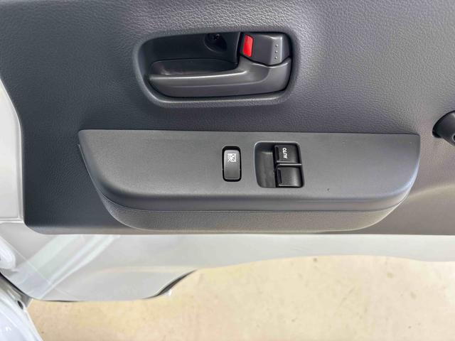 キャリイトラックＫＣエアコン・パワステ農繁仕様セーフティサポート非装着車パートタイム４ＷＤ　純正ラジオ　ハロゲンヘッドライト　マニュアルエアコン　コーナーセンサー　キーレスエントリー　オートライト　デフロック　荷台作業灯　パワーウィンドウ　運転席・助手席エアバック（秋田県）の中古車