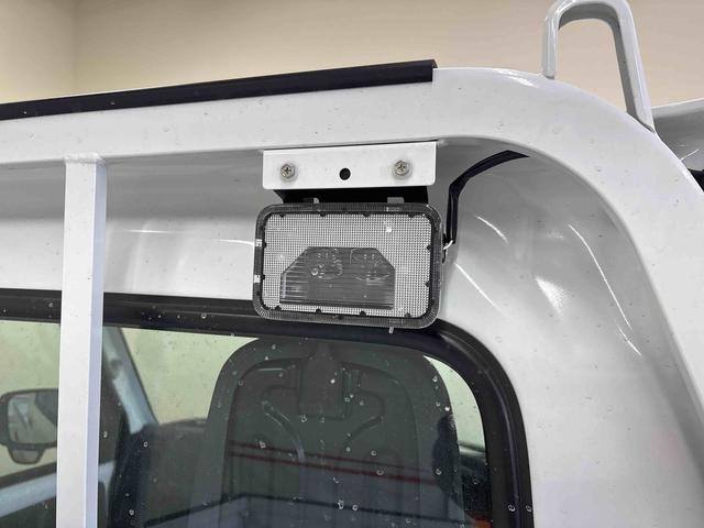 キャリイトラックＫＣエアコン・パワステ農繁仕様セーフティサポート非装着車パートタイム４ＷＤ　純正ラジオ　ハロゲンヘッドライト　マニュアルエアコン　コーナーセンサー　キーレスエントリー　オートライト　デフロック　荷台作業灯　パワーウィンドウ　運転席・助手席エアバック（秋田県）の中古車
