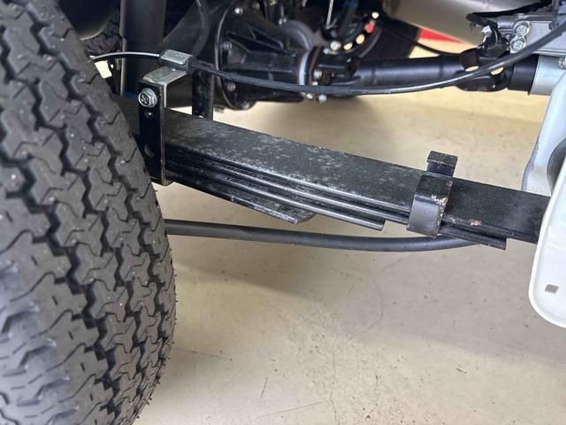 キャリイトラックＫＣエアコン・パワステ農繁仕様セーフティサポート非装着車パートタイム４ＷＤ　純正ラジオ　ハロゲンヘッドライト　マニュアルエアコン　コーナーセンサー　キーレスエントリー　オートライト　デフロック　荷台作業灯　パワーウィンドウ　運転席・助手席エアバック（秋田県）の中古車