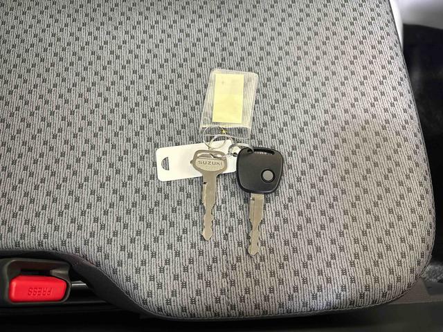 キャリイトラックＫＣエアコン・パワステ農繁仕様セーフティサポート非装着車パートタイム４ＷＤ　純正ラジオ　ハロゲンヘッドライト　マニュアルエアコン　コーナーセンサー　キーレスエントリー　オートライト　デフロック　荷台作業灯　パワーウィンドウ　運転席・助手席エアバック（秋田県）の中古車