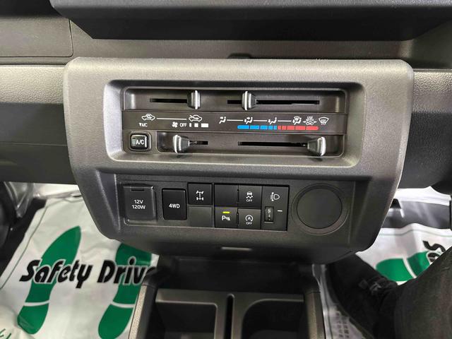 ハイゼットトラックスタンダード　農用スペシャルスマートアシスト非装着車パートタイム４ＷＤ　純正ラジオ　ハロゲンヘッドライト　マニュアルエアコン　デフロック　コーナーセンサー　オートライト／ハイビーム　荷台作業灯　リヤ４枚リーフスプリング　Ｈｉ／Ｌｏ切替（秋田県）の中古車