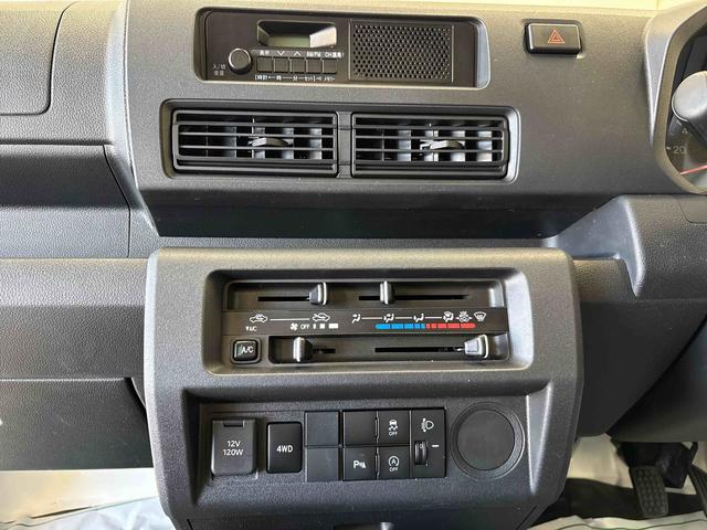 ハイゼットトラックスタンダード（スマートアシスト非装着車）パートタイム４ＷＤ　純正ラジオ　ハロゲンヘッドライト　マニュアルエアコン　コーナーセンサー　リヤ４枚リーフスプリング　ＶＳＣ（横滑り防止機能）　オートライト／ハイビーム（秋田県）の中古車