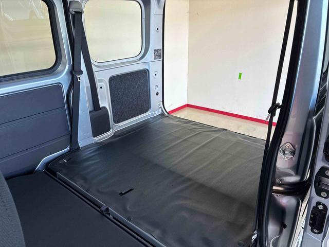 ハイゼットカーゴスペシャルパートタイム４ＷＤ　スマートアシスト（衝突安全防止機能）　ルーフキャリア　純正ＡＭ・ＦＭラジオ　マニュアルエアコン　オートライト　ハロゲンヘッドランプ　前席パワーウィンドウ　コーナーセンサー（秋田県）の中古車