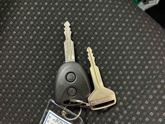 ハイゼットカーゴクルーズターボＳＡIIIパートタイム４ＷＤ　スマアシＩＩＩ（衝突安全防止機能）　純正ナビ　両側スライドドア　キーレス　マニュアルエアコン　ＬＥＤヘッドランプ　パワーウィンドウ　コーナーセンサー（リヤ）　デュアルエアバッグ（秋田県）の中古車
