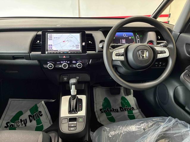フィットｅ：ＨＥＶベーシック４ＷＤ　衝突安全防止機能　ナビ　バックカメラ　クルーズコントロール　オートエアコン／ライト　ＬＥＤヘッド／フォグランプ　ドラレコ（前後）　サイドカーテンエアバッグ　チルトステアリング　シートリフター（秋田県）の中古車