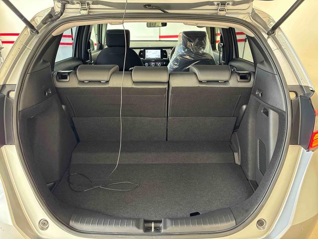 フィットｅ：ＨＥＶベーシック４ＷＤ　衝突安全防止機能　ナビ　バックカメラ　クルーズコントロール　オートエアコン／ライト　ＬＥＤヘッド／フォグランプ　ドラレコ（前後）　サイドカーテンエアバッグ　チルトステアリング　シートリフター（秋田県）の中古車