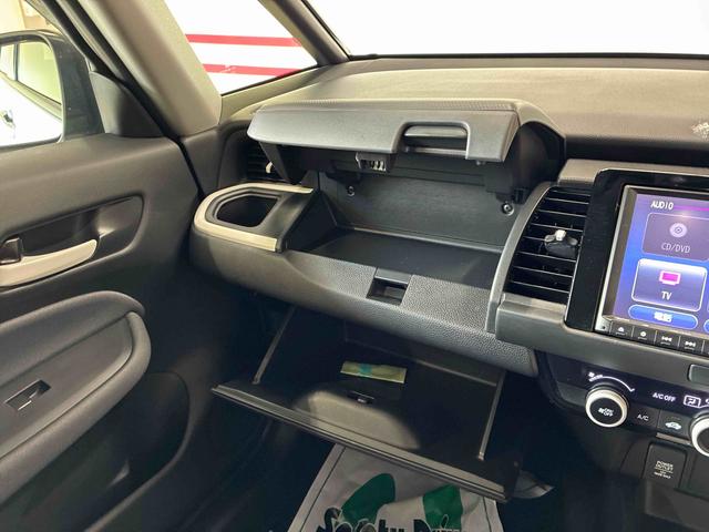 フィットｅ：ＨＥＶベーシック４ＷＤ　衝突安全防止機能　ナビ　バックカメラ　クルーズコントロール　オートエアコン／ライト　ＬＥＤヘッド／フォグランプ　ドラレコ（前後）　サイドカーテンエアバッグ　チルトステアリング　シートリフター（秋田県）の中古車