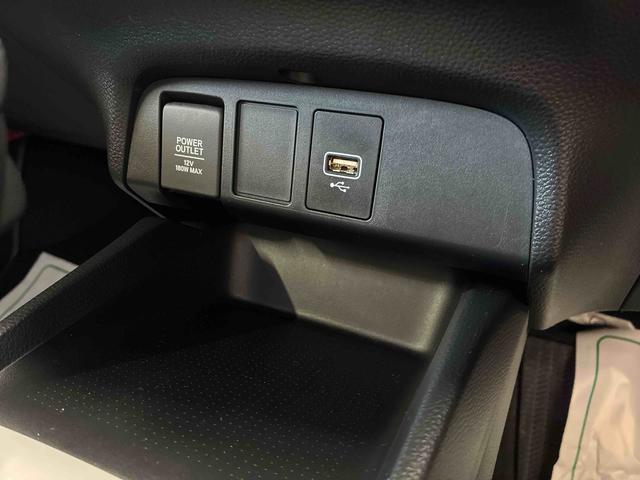 フィットｅ：ＨＥＶベーシック４ＷＤ　衝突安全防止機能　ナビ　バックカメラ　クルーズコントロール　オートエアコン／ライト　ＬＥＤヘッド／フォグランプ　ドラレコ（前後）　サイドカーテンエアバッグ　チルトステアリング　シートリフター（秋田県）の中古車
