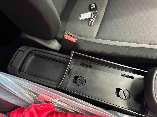 フィットｅ：ＨＥＶベーシック４ＷＤ　衝突安全防止機能　ナビ　バックカメラ　クルーズコントロール　オートエアコン／ライト　ＬＥＤヘッド／フォグランプ　ドラレコ（前後）　サイドカーテンエアバッグ　チルトステアリング　シートリフター（秋田県）の中古車
