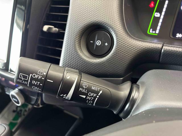 フィットｅ：ＨＥＶベーシック４ＷＤ　衝突安全防止機能　ナビ　バックカメラ　クルーズコントロール　オートエアコン／ライト　ＬＥＤヘッド／フォグランプ　ドラレコ（前後）　サイドカーテンエアバッグ　チルトステアリング　シートリフター（秋田県）の中古車