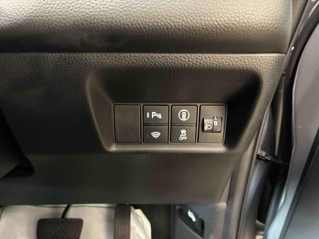 フィットｅ：ＨＥＶベーシック４ＷＤ　衝突安全防止機能　ナビ　バックカメラ　クルーズコントロール　オートエアコン／ライト　ＬＥＤヘッド／フォグランプ　ドラレコ（前後）　サイドカーテンエアバッグ　チルトステアリング　シートリフター（秋田県）の中古車