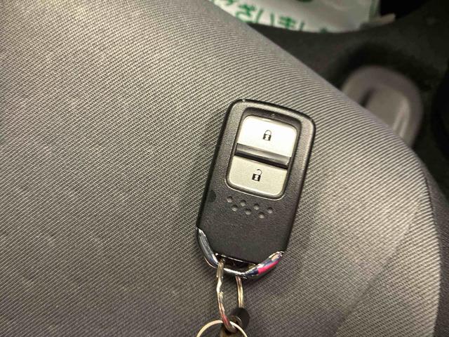 フィットｅ：ＨＥＶベーシック４ＷＤ　衝突安全防止機能　ナビ　バックカメラ　クルーズコントロール　オートエアコン／ライト　ＬＥＤヘッド／フォグランプ　ドラレコ（前後）　サイドカーテンエアバッグ　チルトステアリング　シートリフター（秋田県）の中古車