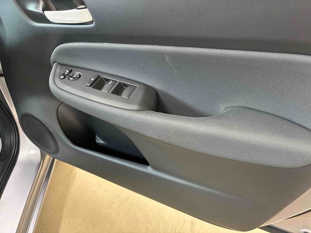 フィットｅ：ＨＥＶベーシック４ＷＤ　衝突安全防止機能　ナビ　バックカメラ　クルーズコントロール　オートエアコン／ライト　ＬＥＤヘッド／フォグランプ　ドラレコ（前後）　サイドカーテンエアバッグ　チルトステアリング　シートリフター（秋田県）の中古車