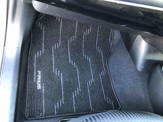 プリウスＳ　４ＷＤ　走行距離５２８１３ｋｍ４ＷＤ　ナビ　アルミホイール　ステアリングスイッチ　オートエアコン　プッシュボタンスタート　キーフリーシステム　デジタルメーター（山形県）の中古車
