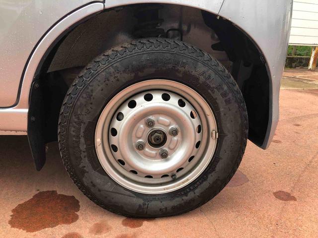 ハイゼットカーゴＤＸ　４ＷＤ　走行距離１２４５７ｋｍ４ＷＤ　マニュアルシフト　ＡＭ／ＦＭラジオ　オーバーヘッドコンソール　マニュアルエアコン　スチールホイール　シガーソケット　スモークガラス（山形県）の中古車