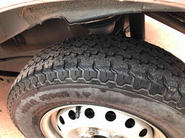 ハイゼットカーゴＤＸ　４ＷＤ　走行距離１２４５７ｋｍ４ＷＤ　マニュアルシフト　ＡＭ／ＦＭラジオ　オーバーヘッドコンソール　マニュアルエアコン　スチールホイール　シガーソケット　スモークガラス（山形県）の中古車