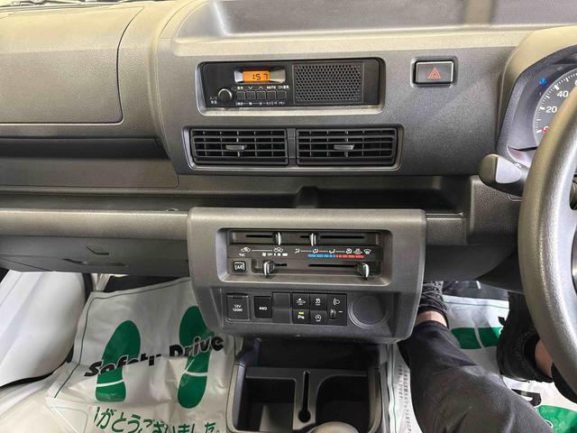 ハイゼットトラックスタンダード４ＷＤ　純正ラジオ　ハロゲンヘッドライト　マニュアルエアコン　オートライト／ハイビーム　コーナーセンサー　リヤ４枚リーフスプリング　ＶＳＣ（横滑り防止機能）　スマートアシスト（衝突安全防止機能）（秋田県）の中古車
