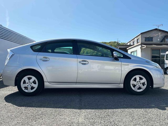 プリウスＳハイブリッド　ナビ　バックカメラ　ＥＴＣ　プッシュボタンスタート　アルミホイール　電動格納ドアミラー　キーレスエントリー　フォグランプ（広島県）の中古車