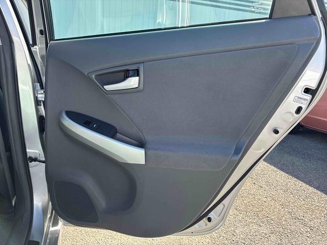 プリウスＳハイブリッド　ナビ　バックカメラ　ＥＴＣ　プッシュボタンスタート　アルミホイール　電動格納ドアミラー　キーレスエントリー　フォグランプ（広島県）の中古車