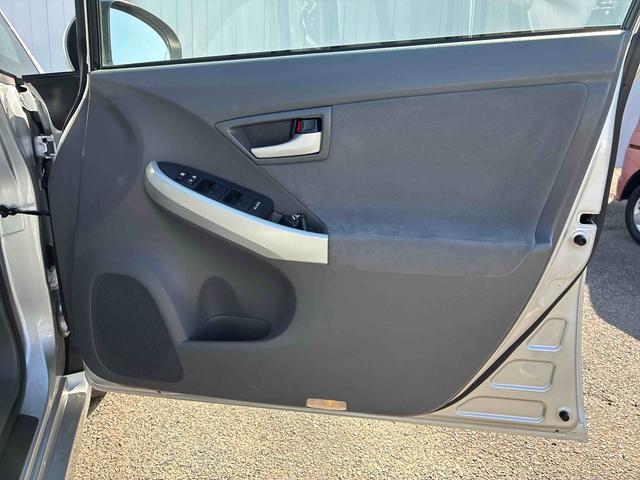 プリウスＳハイブリッド　ナビ　バックカメラ　ＥＴＣ　プッシュボタンスタート　アルミホイール　電動格納ドアミラー　キーレスエントリー　フォグランプ（広島県）の中古車