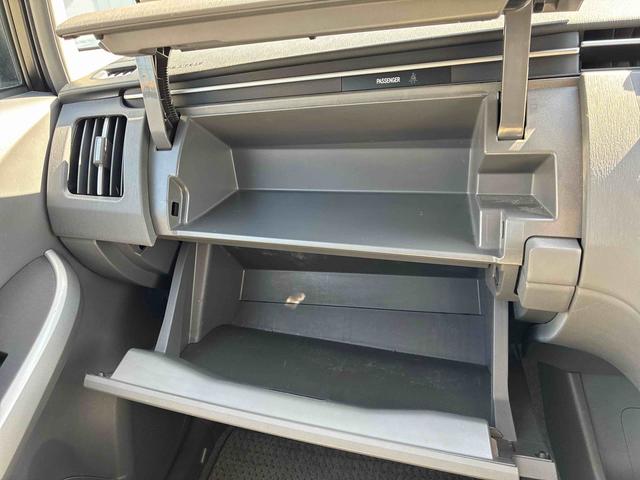 プリウスＳハイブリッド　ナビ　バックカメラ　ＥＴＣ　プッシュボタンスタート　アルミホイール　電動格納ドアミラー　キーレスエントリー　フォグランプ（広島県）の中古車