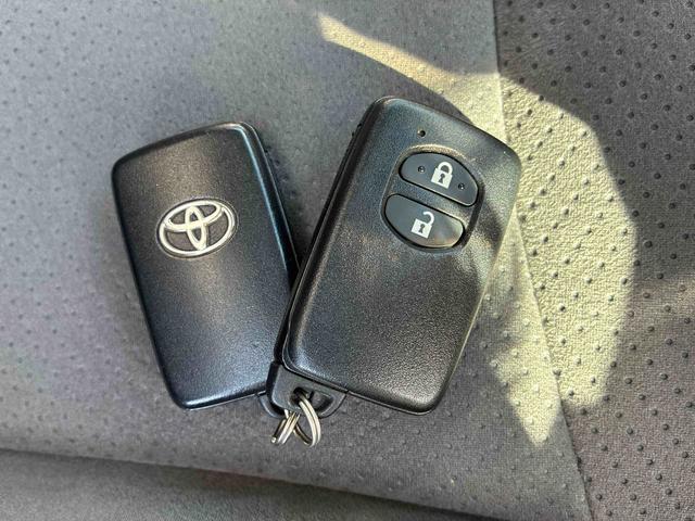 プリウスＳハイブリッド　ナビ　バックカメラ　ＥＴＣ　プッシュボタンスタート　アルミホイール　電動格納ドアミラー　キーレスエントリー　フォグランプ（広島県）の中古車