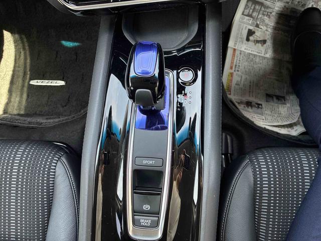 ヴェゼルハイブリッドＺ・ホンダセンシングオートエアコン　電動格納ドアミラー　ナビ　バックカメラ　ＥＴＣ　ＬＥＤヘッドライト　フォグランプ　プッシュボタンスタート　電子パーキング　クルーズコントロール　衝突被害軽減システム　アルミホイール（広島県）の中古車