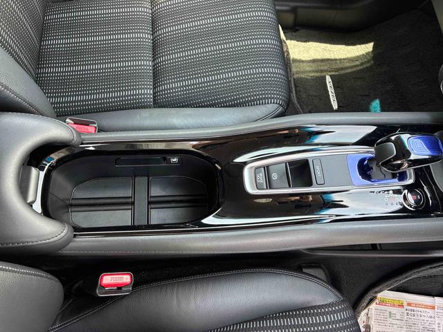 ヴェゼルハイブリッドＺ・ホンダセンシングオートエアコン　電動格納ドアミラー　ナビ　バックカメラ　ＥＴＣ　ＬＥＤヘッドライト　フォグランプ　プッシュボタンスタート　電子パーキング　クルーズコントロール　衝突被害軽減システム　アルミホイール（広島県）の中古車