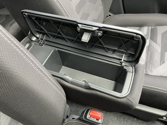 タフトＧ　ダーククロムベンチャー　シートヒーター　バックカメラガラスルーフ　衝突安全ボディ　シートヒーター付き　盗難防止システム　キーフリー　オートライト　誤発進抑制装置　ＬＥＤライト　レーンキープアシスト　リアカメラ　記録簿　アルミ　コーナーソナー　禁煙車（山口県）の中古車