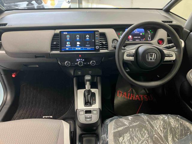 フィットｅ：ＨＥＶクロスターバックカメラ付き　オートエアコン　オートライト　キーフリー（熊本県）の中古車