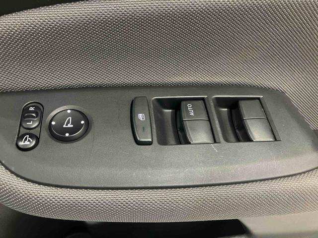 フィットｅ：ＨＥＶクロスターバックカメラ付き　オートエアコン　オートライト　キーフリー（熊本県）の中古車