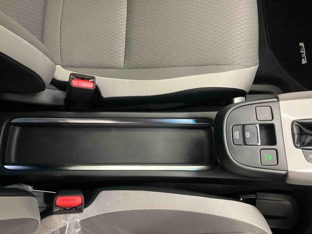 フィットｅ：ＨＥＶクロスターバックカメラ付き　オートエアコン　オートライト　キーフリー（熊本県）の中古車