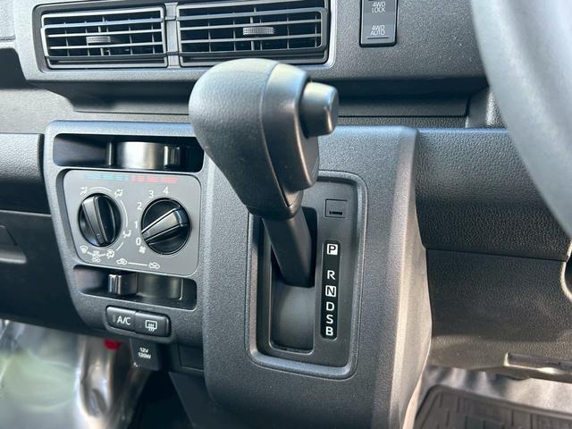 ハイゼットカーゴＤＸ４ＷＤ　スマートアシスト３　前後コーナーセンサー　ＡＭ・ＦＭラジオ　両側スライドドア　オートライト　キーレス　マニュアルエアコン　ＡＢＳ　ＣＶＴ車（石川県）の中古車