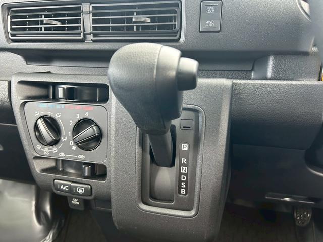 ハイゼットカーゴＤＸ４ＷＤ　次世代スマートアシスト　前後コーナーセンサー　ＣＶＴ　両側スライドドア　オートライト　ＦＭ／ＡＭラジオ　マニュアルエアコン　ＡＢＳ　アイドリングストップ　キーレス（石川県）の中古車
