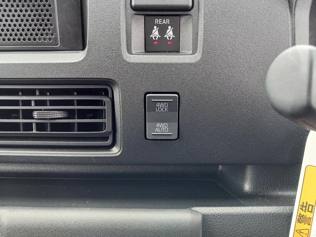 ハイゼットカーゴＤＸ　４ＷＤスマアシ　ラジオ　キーレスエントリー　マニュアルエアコン　パワーウインドウ　オートライト　ハンド式サイドブレーキ　ハロゲンヘッドライト　アイドリングストップ（石川県）の中古車