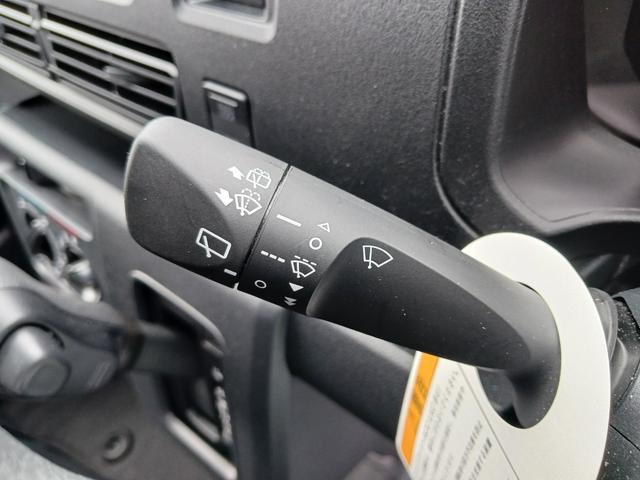 ハイゼットカーゴＤＸ　４ＷＤスマアシ　ラジオ　キーレスエントリー　マニュアルエアコン　パワーウインドウ　オートライト　ハンド式サイドブレーキ　ハロゲンヘッドライト　アイドリングストップ（石川県）の中古車