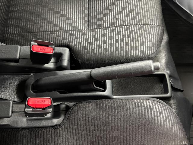 ハイゼットカーゴＤＸＡＭ・ＦＭチューナー　マニュアルエアコン　両側スライドドア　電子制御式４ＷＤ　フルフラット荷室　オーバーヘッドシェルフ　ハロゲンヘッドランプ　オートライト　キーレスエントリー　スマアシ（長野県）の中古車