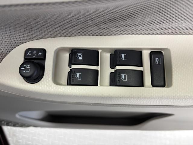 ムーヴＸ　ＳＡIIIＣＤチューナー　オートエアコン　運転席側シートヒーター　パワーモード　ハロゲンヘッドランプ　オートライト機能　パンク応急修理キットも搭載　収納付きアームレスト　プッシュスタート　キーフリー　スマアシ（長野県）の中古車