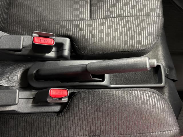 ハイゼットカーゴＤＸＡＭ、ＦＭチューナー　マニュアルエアコン　電子制御式４ＷＤ　両側スライドドア　フルフラット荷室　ハロゲンヘッドランプ　オートライト機能　オーバーヘッドシェルフ　キーレスエントリー　スマアシ（長野県）の中古車