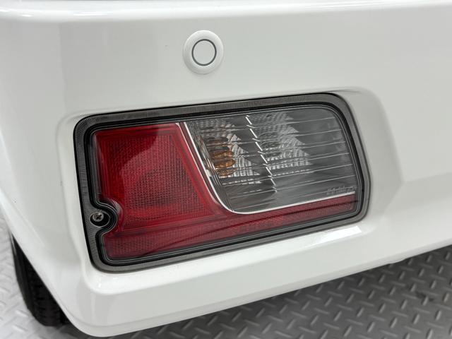 ハイゼットカーゴクルーズＣＤチューナー　マニュアルエアコン　両側スライドドア　電子制御式４ＷＤ　アクセサリーソケット　フルフラット荷室　ショッピングフック　電動格納ミラー　ハロゲンヘッドランプ　オートライト機能　スマアシ（長野県）の中古車