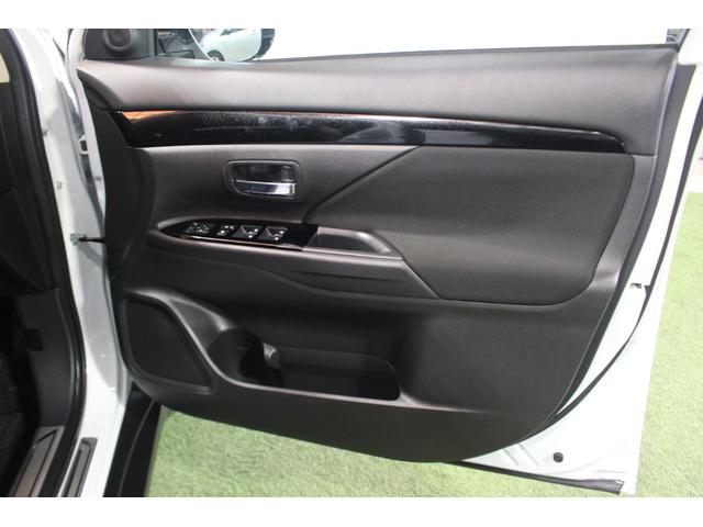 アウトランダー２０Ｇ認定中古車　ＣＶＴ　ナビ　全方位カメラ　ＥＴＣ　キーフリーシステム　ステアリングヒーター　ステアリングスイッチ　ターンシグナル付き電動格納ミラー　ＬＥＤヘッドライト　オートライト　オートエアコン（香川県）の中古車