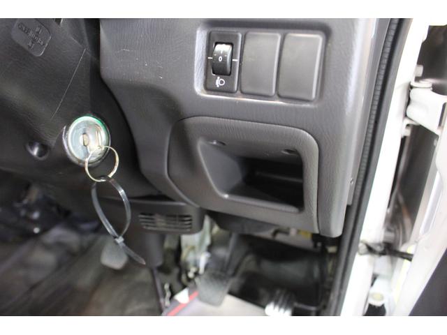 サンバートラックＴＢ　５ＭＴ車認定中古車　５ＭＴ車　三方開　ＡＭ／ＦＭラジオ　マニュアルエアコン　パワーステアリング　ハロゲンヘッドライト　運転席エアバッグ　荷台作業灯　ラバーマット（香川県）の中古車