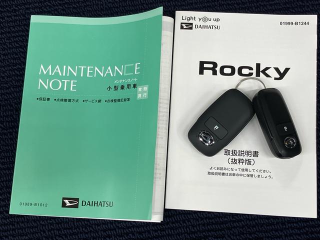 ロッキープレミアムＧ　ＨＥＶディスプレイオーディオ　後方カメラ　ＵＳＢ入力端子　Ｂｌｕｅｔｏｏｔｈ接続　ＨＤＭＩ入力端子　前席シートヒーター　キーフリー　衝突被害軽減システム　クリアランスソナー　ＬＥＤヘッドライト　オートライト（高知県）の中古車