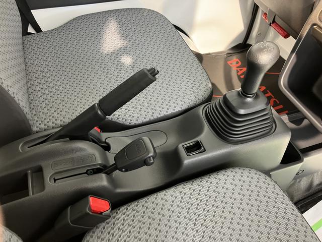 キャリイトラックＫＣエアコン・パワステ農繁仕様４ＷＤ　ＭＴ車　エアコン　パワステ　パワーウィンド　ＡＢＳ　エアバッグ　キーレスエントリー　ラジオ　作業灯　オートライト（愛媛県）の中古車