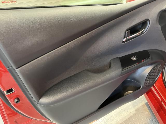 プリウスＡツーリングセレクションハイブリッド車　純正ナビ　バックカメラ　地上デジタルＴＶ　Ｂｌｕｅｔｏｏｔｈ　ＣＤ　ＤＶＤ　ＥＴＣ　プッシュスタート　クルーズコントロール　運転席助手席シートヒーター　ＬＥＤヘッドライト　オートライト（愛媛県）の中古車