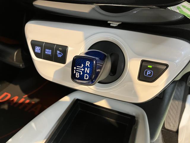 プリウスＡツーリングセレクションハイブリッド車　純正ナビ　バックカメラ　地上デジタルＴＶ　Ｂｌｕｅｔｏｏｔｈ　ＣＤ　ＤＶＤ　ＥＴＣ　プッシュスタート　クルーズコントロール　運転席助手席シートヒーター　ＬＥＤヘッドライト　オートライト（愛媛県）の中古車